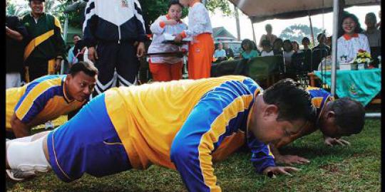 Presiden SBY dihukum push up setelah kalah main bola