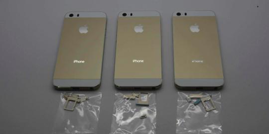 Penampakan iPhone 5S warna emas terlihat jelas