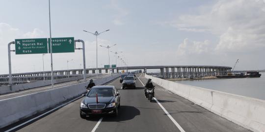 Siap-siap ditilang kalau nekat foto-foto di tol atas laut Bali