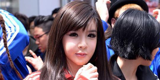 [FOTO] Cantiknya Bom 2NE1 seperti boneka barbie!