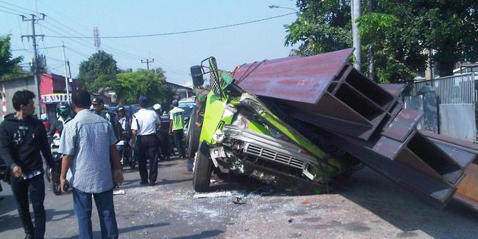 Tabrakan Truk Di Bekasi Bikin Lalu Lintas Macet Parah | Merdeka.com