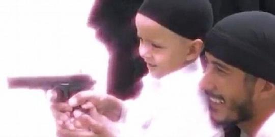 Anggota Al-Qaidah ajarkan anak mereka menembak sejak balita