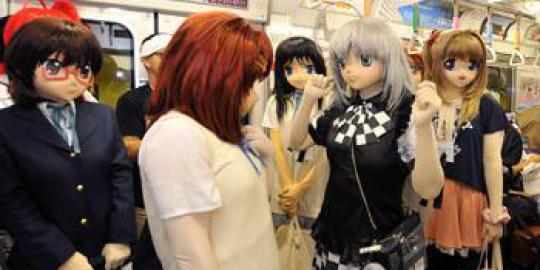 Ketika cosplayer beraksi di kereta bawah tanah
