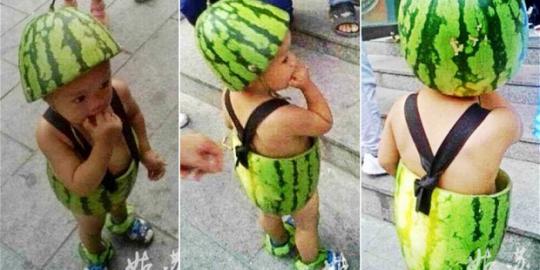 Lucunya, bocah ini pakai celana dan topi dari semangka!