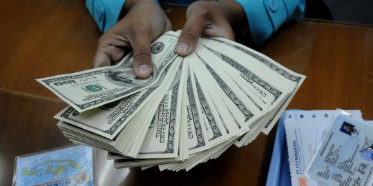 Rupiah merosot, nasabah berbondong jual dollar