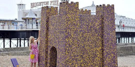 Wah, ada istana cokelat di pinggir pantai!