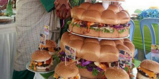 Burger raksasa gantikan kue pernikahan tradisional