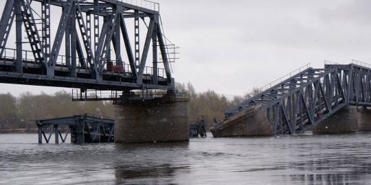 Kapal tongkang tabrak jembatan Kapuas, tiang utama geser 10 cm
