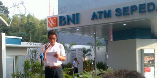 ATM khusus motor, pengendara ambil duit tak perlu matikan mesin