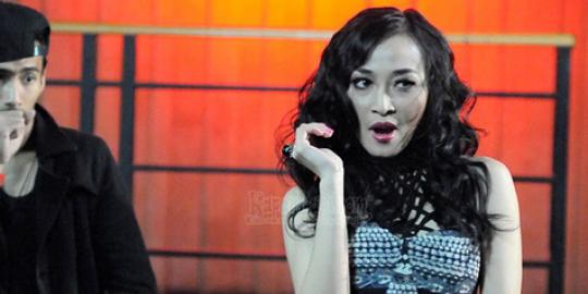 Garap lagu bareng, Rini Idol dan pacar salah pengertian