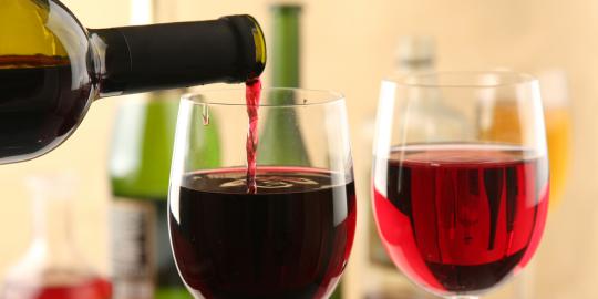 Mulai minum wine saat remaja picu kanker payudara