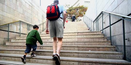 Naik turun tangga lebih menyehatkan daripada olahraga di gym