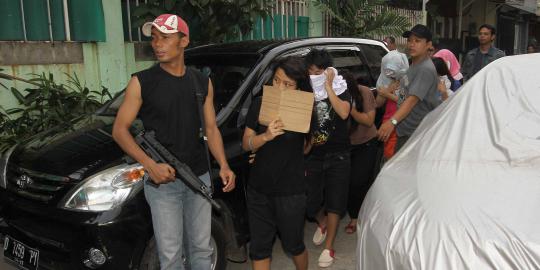 Liput rumah ABG yang dijadikan PSK, ban motor wartawan dikempesi