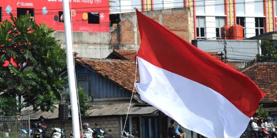 Di Lamongan, bendera Merah Putih digambari lambang palu arit
