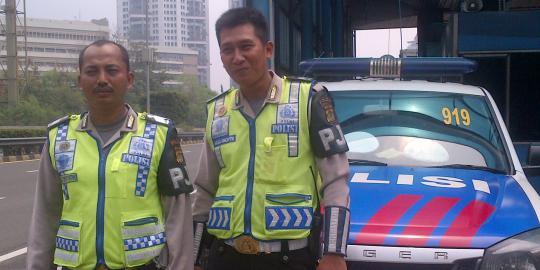 2 Anggota polisi selamatkan penderita jantung di tol