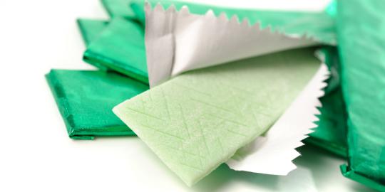 Cara membersihkan sisa permen karet di pakaian