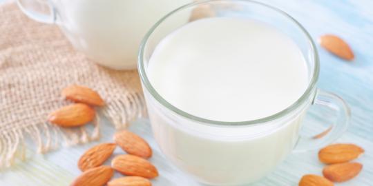 Minum susu almond bikin kulit sehat dan bersinar!