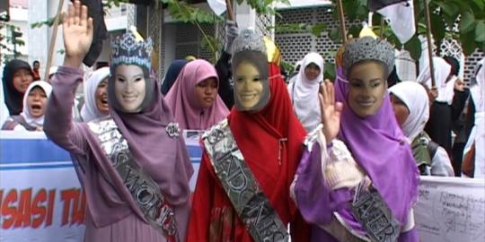 Pakai topeng ratu sejagat, massa HTI demo tolak ajang Miss World