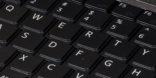 Keyboard Qwerty diciptakan untuk memperlambat mengetik?