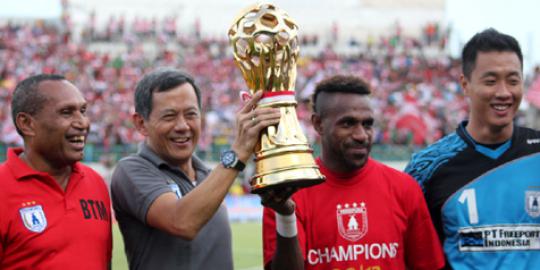 Persipura angkat trofi di Madura