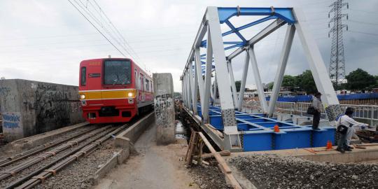 Hindari petugas, waria loncat hingga kepalanya terbentur peron