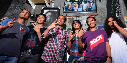 Sambil bersih sampah, Jokowi nyanyi 'Ku Tak Bisa' bareng Slank