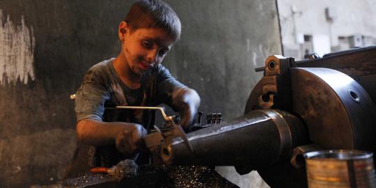 Issa, bocah 10 tahun perakit senjata tentara pemberontak Suriah