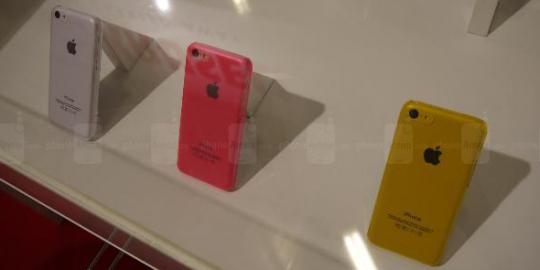 Belum diresmikan, iPhone 5C narsis di ajang IFA 2013