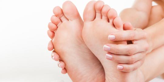 5 Cara mengatasi kaki kering dan kasar