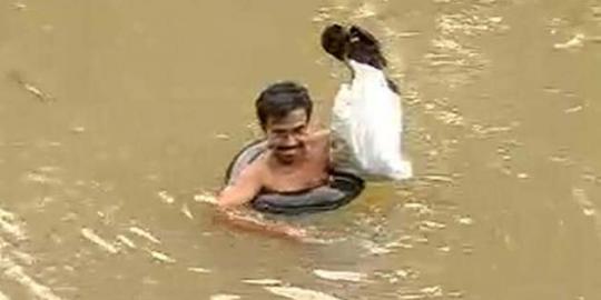 Demi mengajar, guru ini rela berenang 12 km