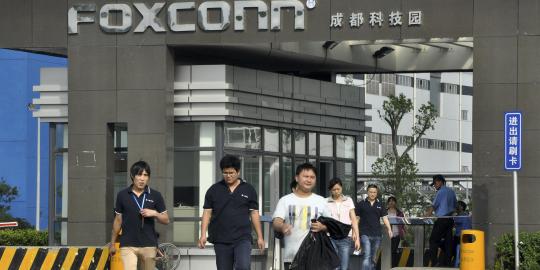 Foxconn minta maaf rencana investasi molor
