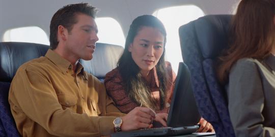 Jangan lakukan 5 hal ini saat di pesawat!