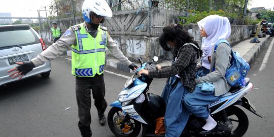 Polres Jaktim razia puluhan pelajar berkendara sepeda motor