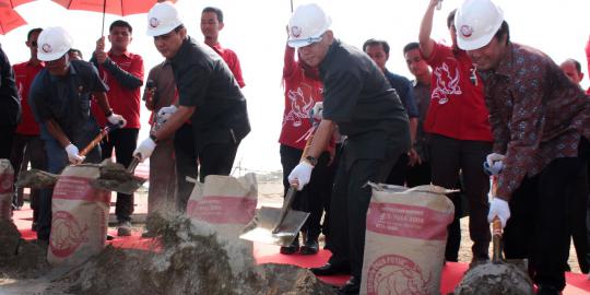 Hatta hadiri acara pembangunan pabrik Semen Merah Putih