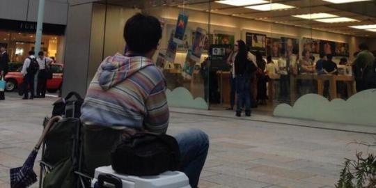 Demi iPhone 5S, lelaki ini rela menginap di depan toko Apple