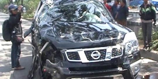 Hindari pemotor, Nissan X-Trail Kapolres Sampang tabrak pohon