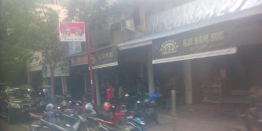 Ini warung kopi tempat nongkrong warga kampung Ahok