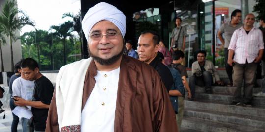 Jenazah Habib Munzir dibawa ke rumah duka diiringi jemaah