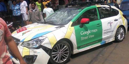 Tabrak kendaraan di Bogor, mobil milik Google dirusak massa