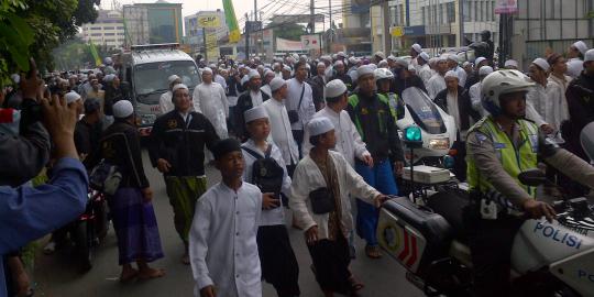 Ribuan massa antar jenazah Habib Munzir