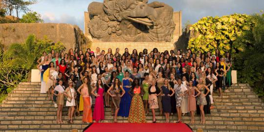 Pesona kontestan Miss World berlenggang di red carpet GWK, Bali