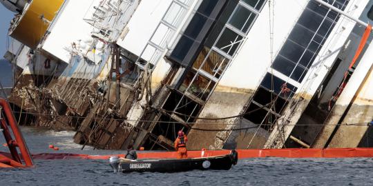 Kapal pesiar Costa Concordia mulai diangkat