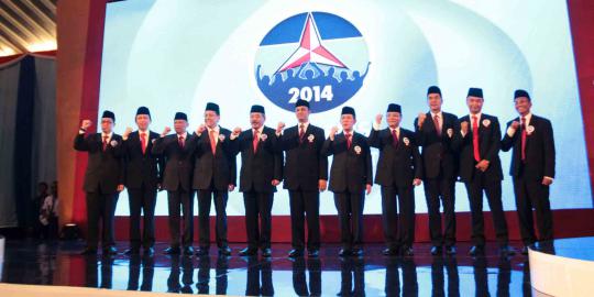 Dasi merah capres Partai Biru