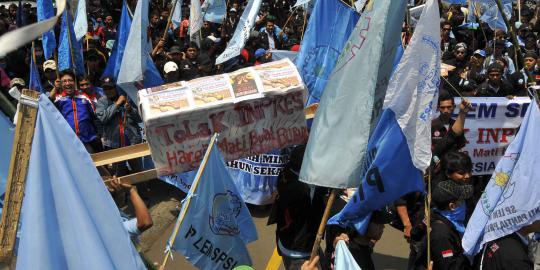 Tolak upah murah, ratusan buruh unjuk rasa bawa keranda