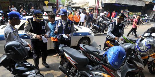 Tertibkan parkir liar, petugas Dishub cabut pentil motor