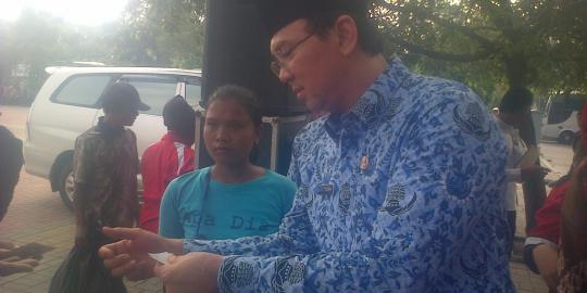 Selesai pimpin upacara, Ahok tegur PKL yang dagang di Monas