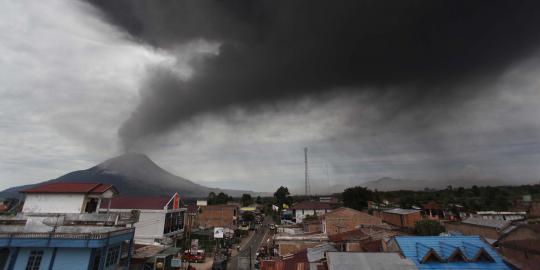 Ratusan warga dirawat akibat debu letusan Gunung Sinabung