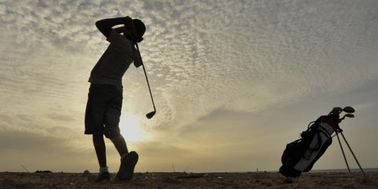 Aksi bocah Libya yang jago main golf di Pantai Tripoli