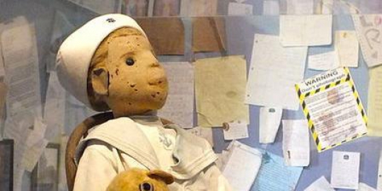 6 benda ini diyakini berhantu dan dikutuk