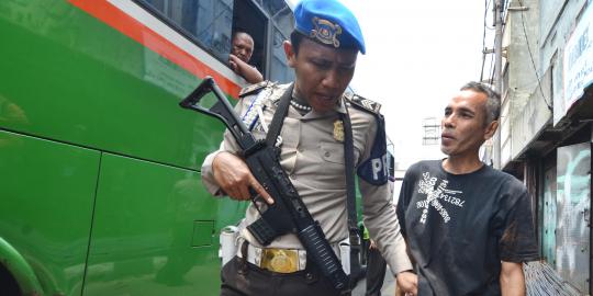Razia preman di Setiabudi, polisi sita 5 pedang dan 1 senapan